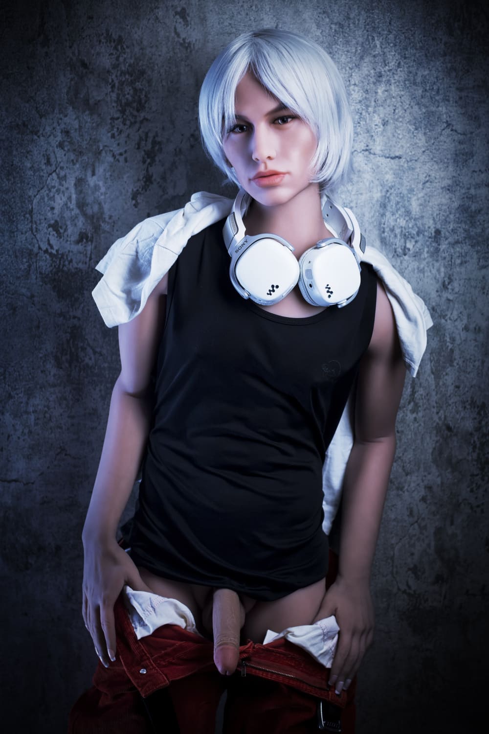 Секс-лялька Steve фото 1 - SexDolls.com.ua Чоловіча секс лялька Steve у чорній майці з білими навушниками