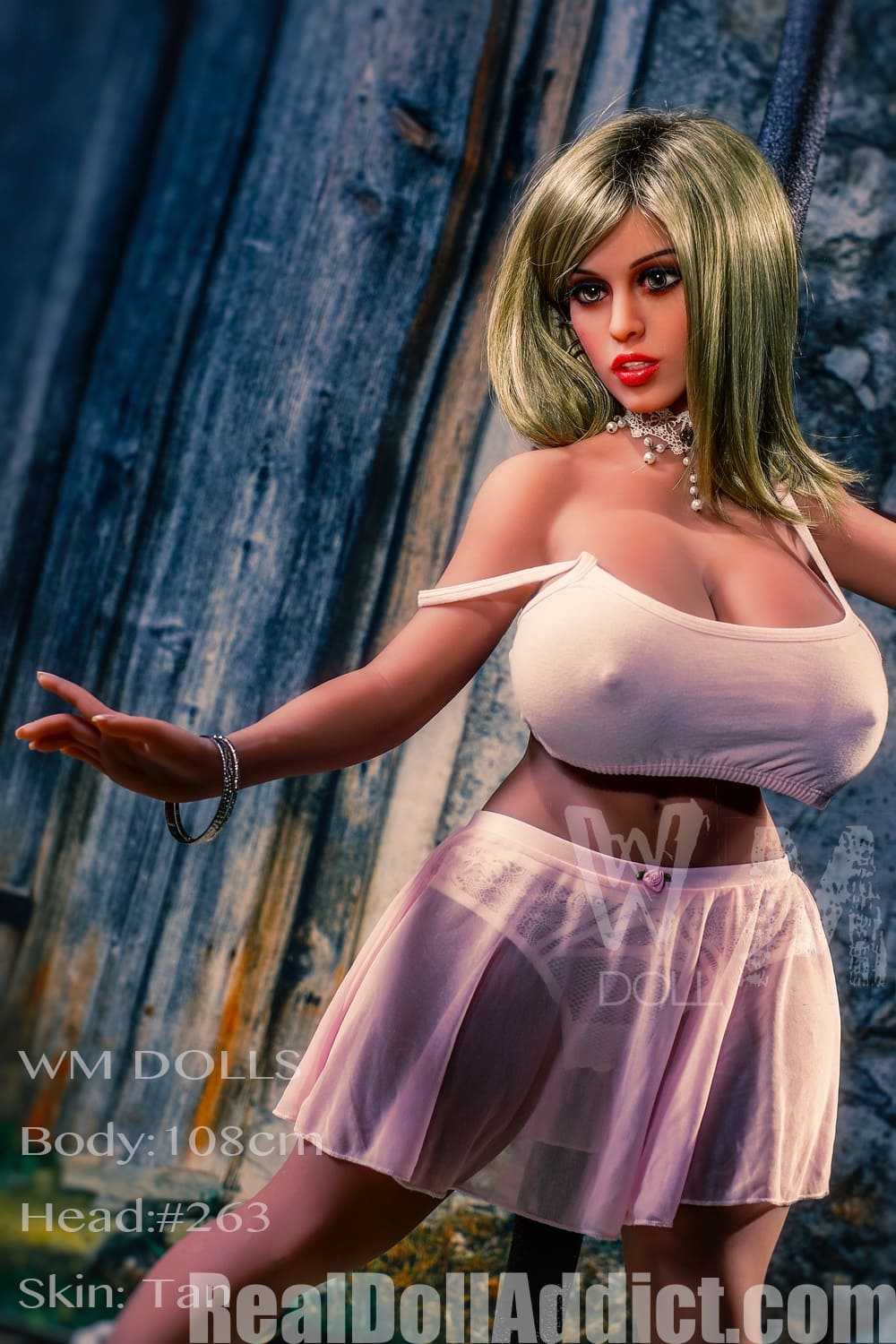 Секс-лялька Brandy фото 6 - SexDolls.com.ua Секс лялька Brandy у білому костюмі дивиться убік