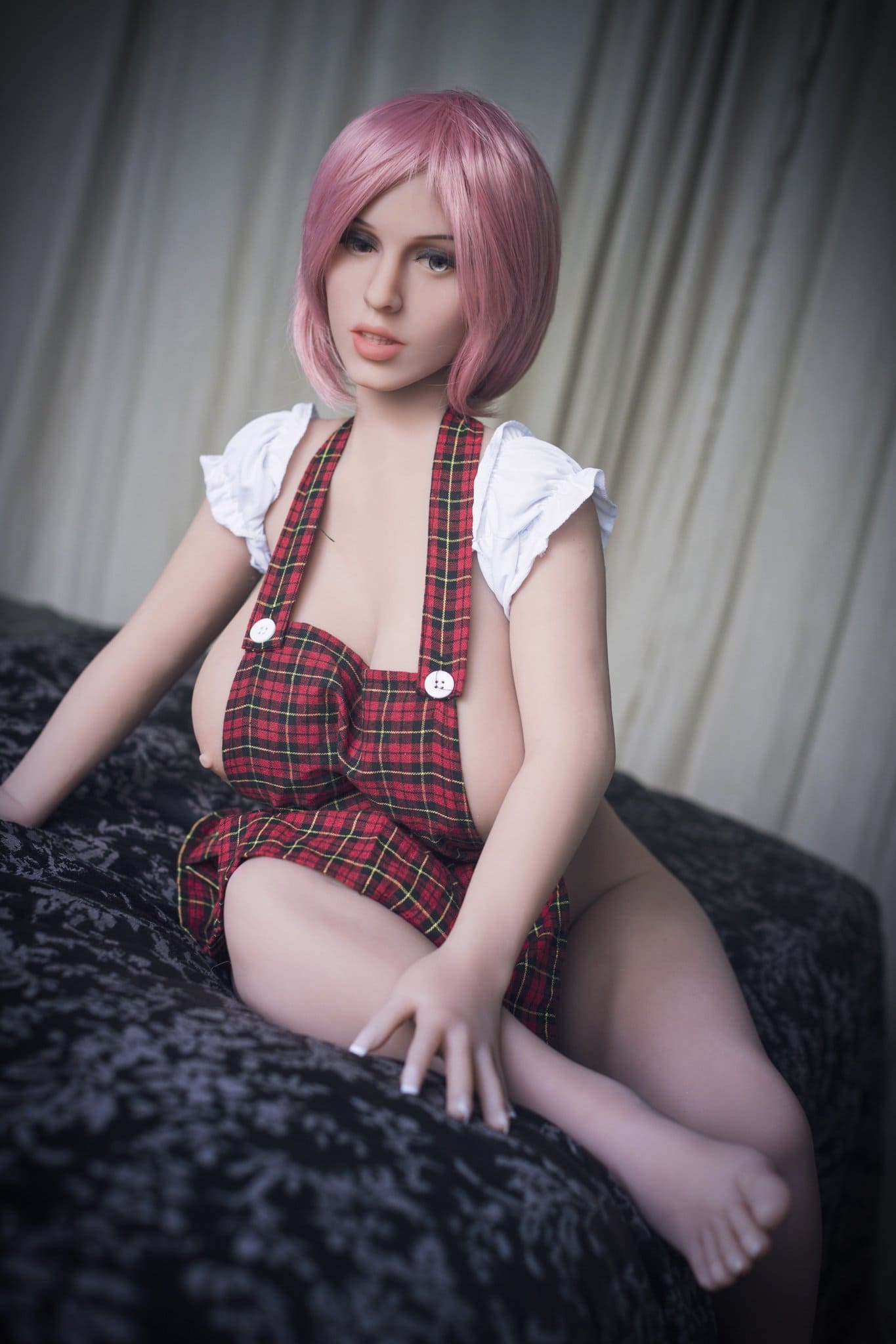 Секс-лялька Melania фото 17 - SexDolls.com.ua Секс лялька Melania з рожевим волоссям в картатому фартуху