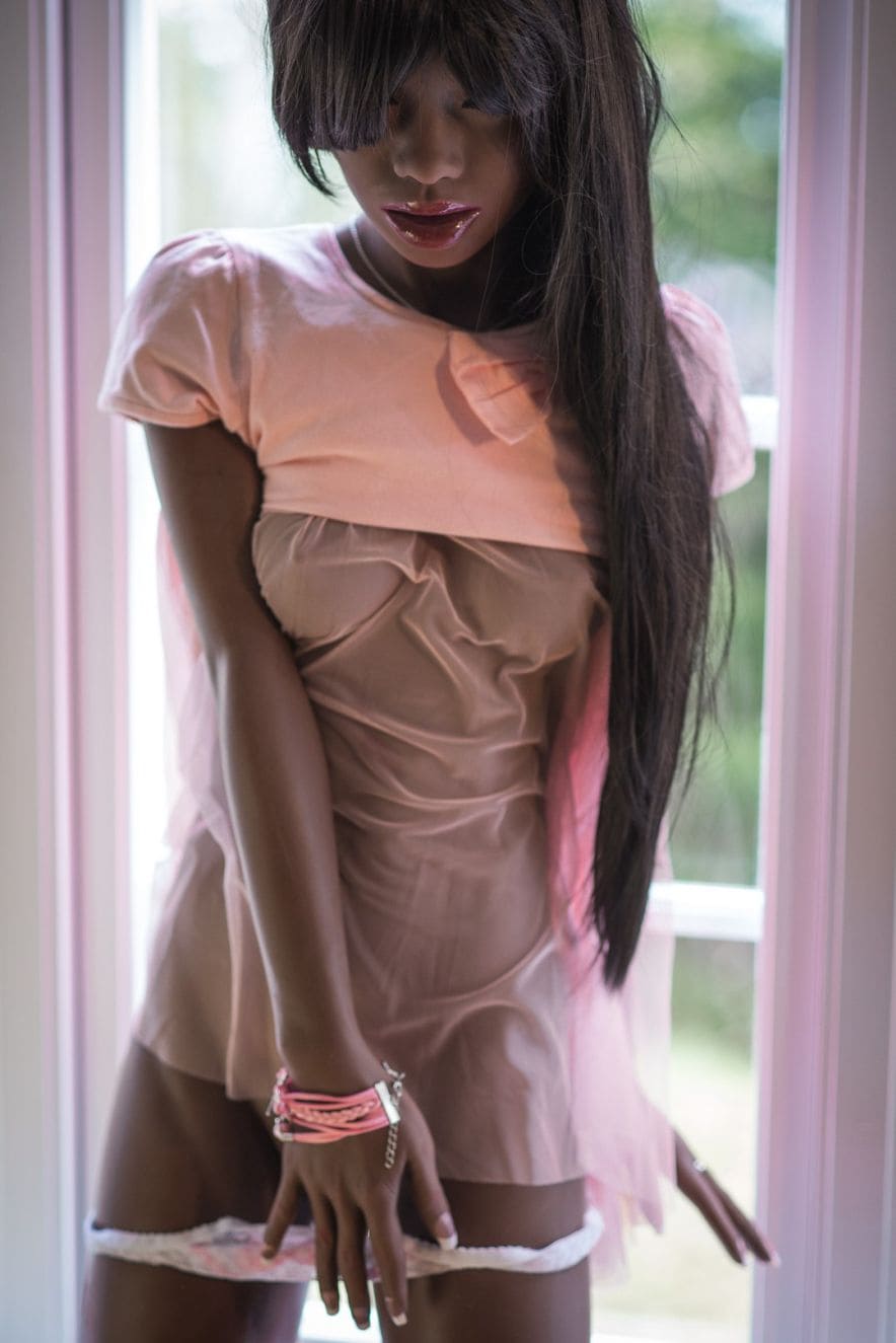 Секс-лялька Nava фото 14 - SexDolls.com.ua Темношкіра секс лялька Nava у рожевій футболці