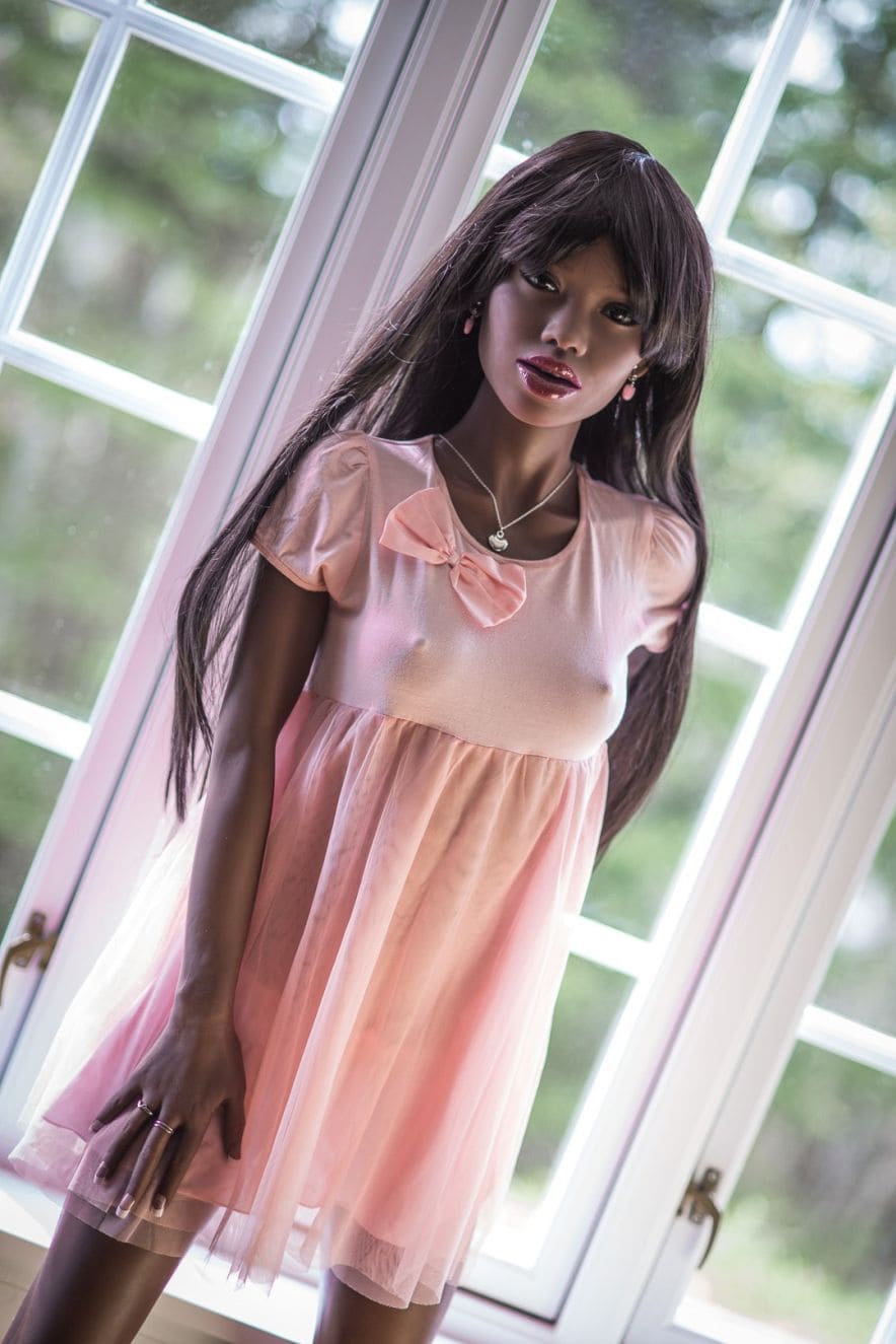 Секс-лялька Nava фото 38 - SexDolls.com.ua Секс лялька Nava стоїть на фоні вікна