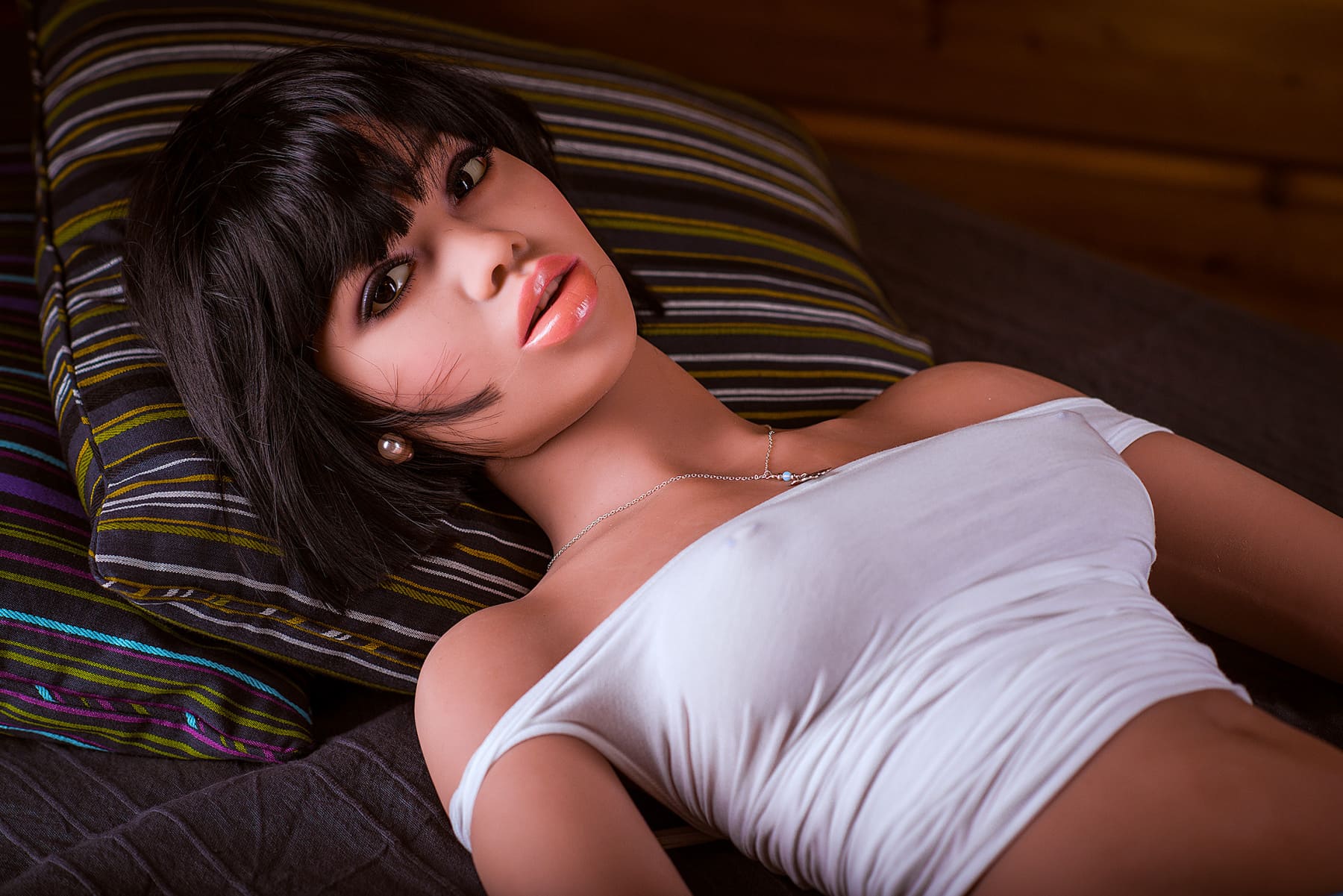 Секс-лялька Nila фото 22 - SexDolls.com.ua Секс лялька мулатка Nila лежить на спині