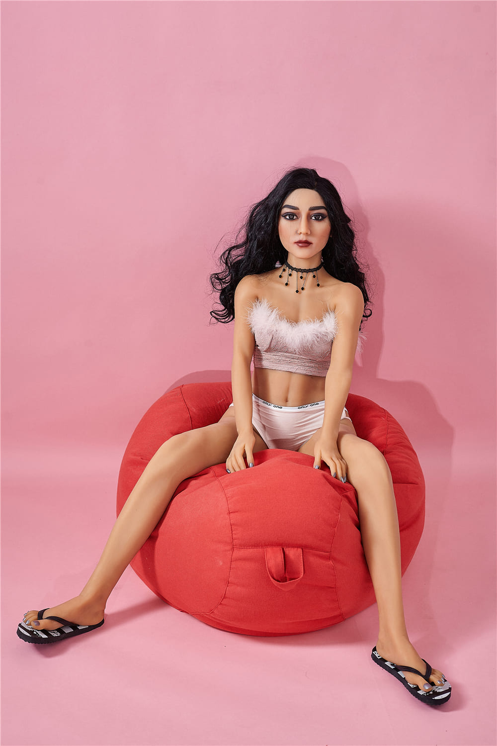 Секс-лялька Ada фото 7 - SexDolls.com.ua Секс лялька Ada лежить на червоному кріслі мішку