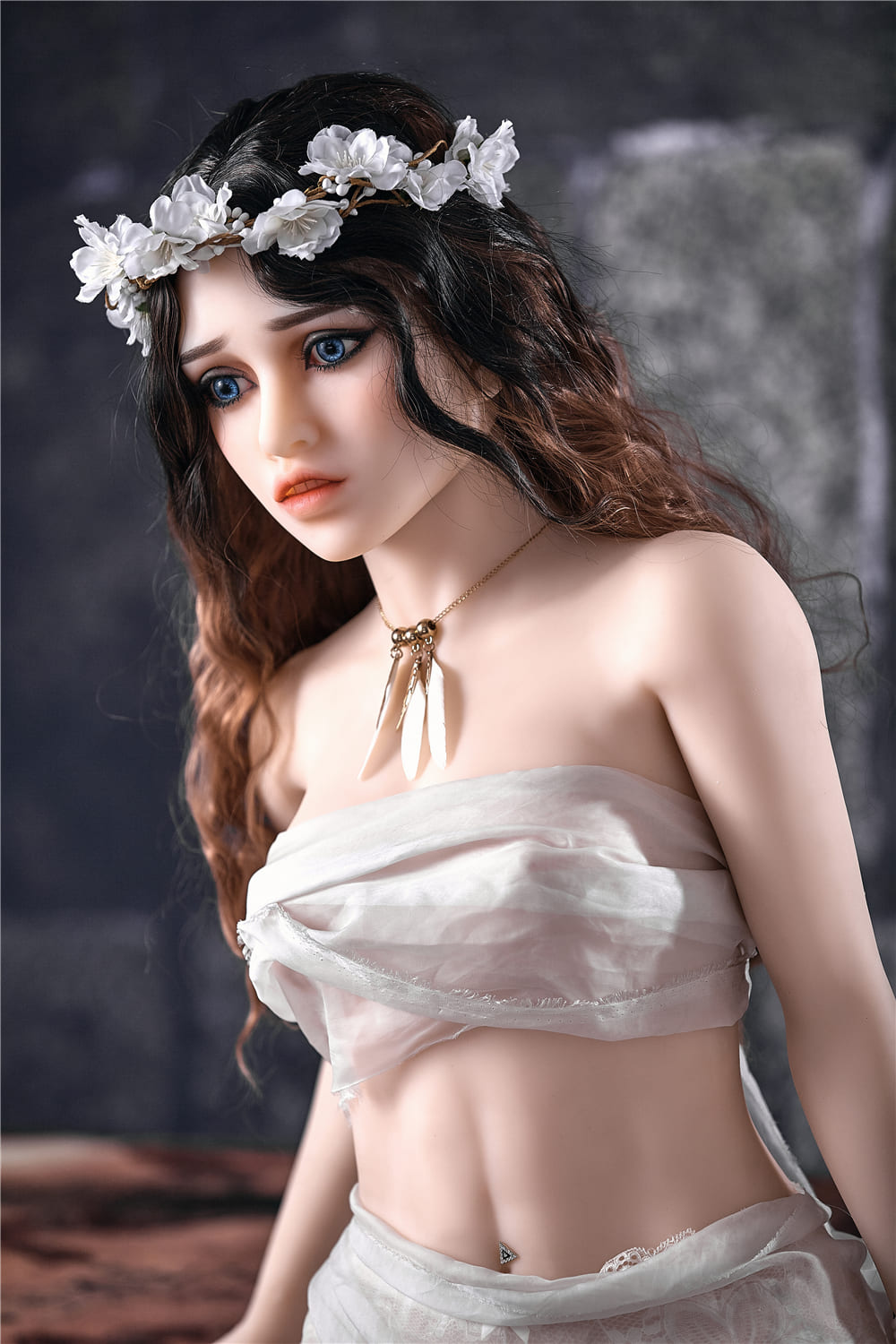 Секс-лялька Anaisha фото 6 - SexDolls.com.ua Секс лялька Anaisha в прозорому костюмі дивиться в далечінь