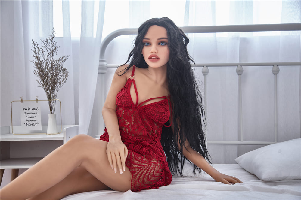 Секс-лялька Camille фото 23 - SexDolls.com.ua Реалістична секс лялька Camille у червоному пеньюарі позує на ліжку