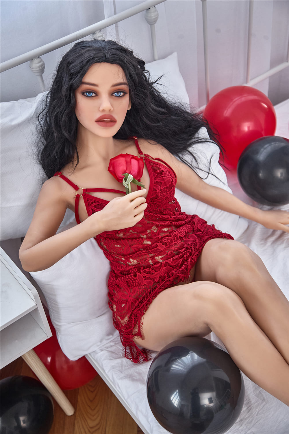Секс-лялька Camille фото 21 - SexDolls.com.ua Секс лялька Camille лежить на білій постільній білизні