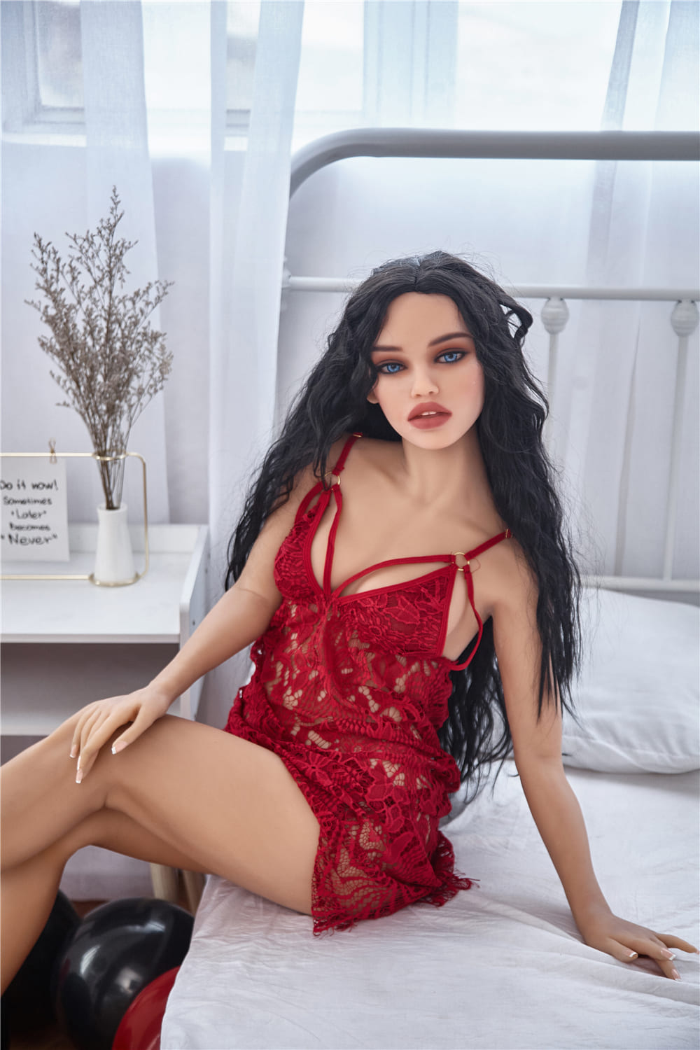 Секс-лялька Camille фото 31 - SexDolls.com.ua Реалістична секс лялька Camille у червоному пеньюарі позує