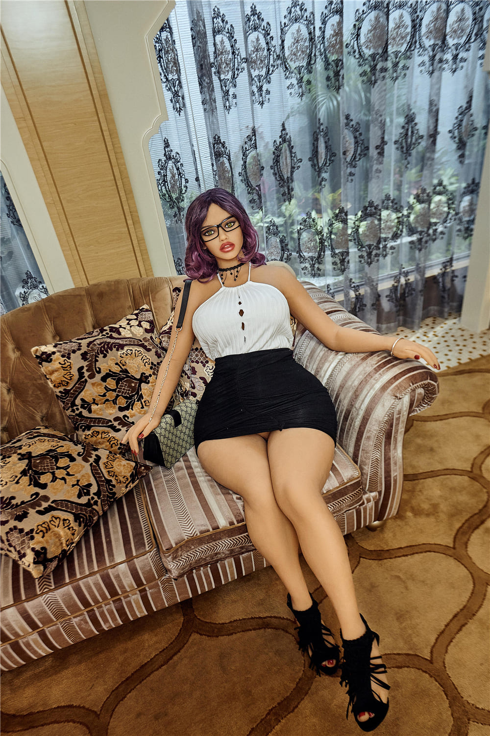 Секс-лялька Mariett фото 5 - SexDolls.com.ua Секс лялька Mariett з фіолетовим волоссям сидить у кріслі