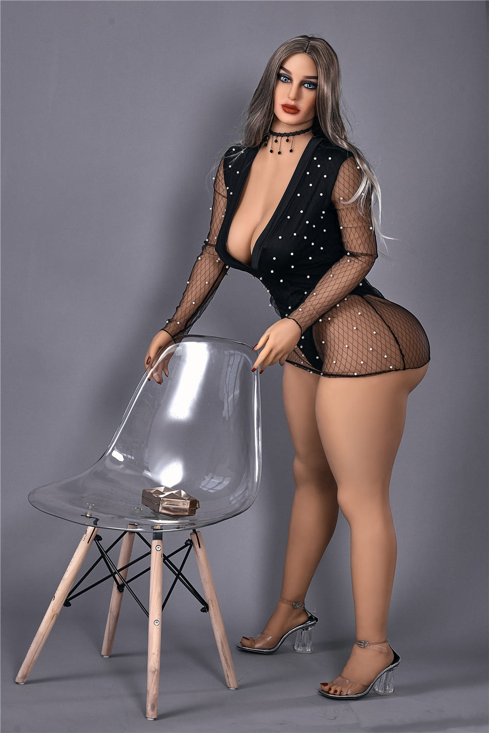 Секс-лялька Olivia фото 45 - SexDolls.com.ua Секс лялька Olivia стоїть біля стільця