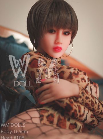 Cекс-лялька Hoshi фото 14 - SexDolls.com.ua Cекс лялька Hoshi у леопардовому костюмі дивиться в камеру