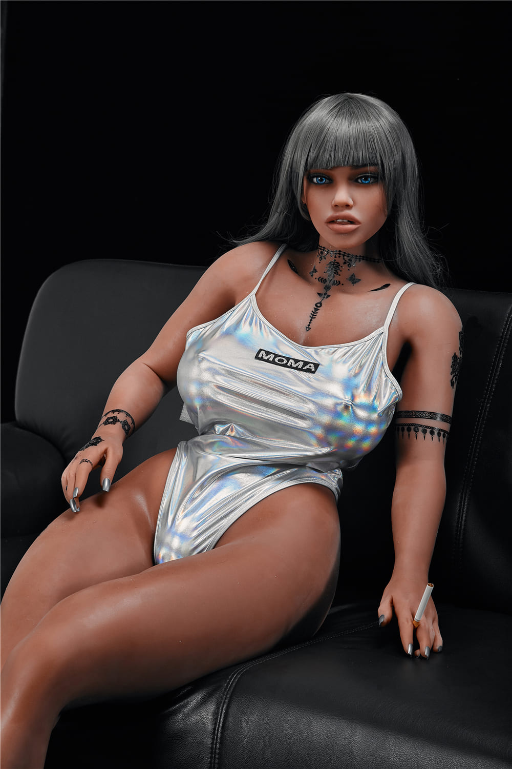 Секс-лялька Katheline фото 25 - SexDolls.com.ua Реалістична секс лялька Katheline із сірим волоссям дивиться прямо