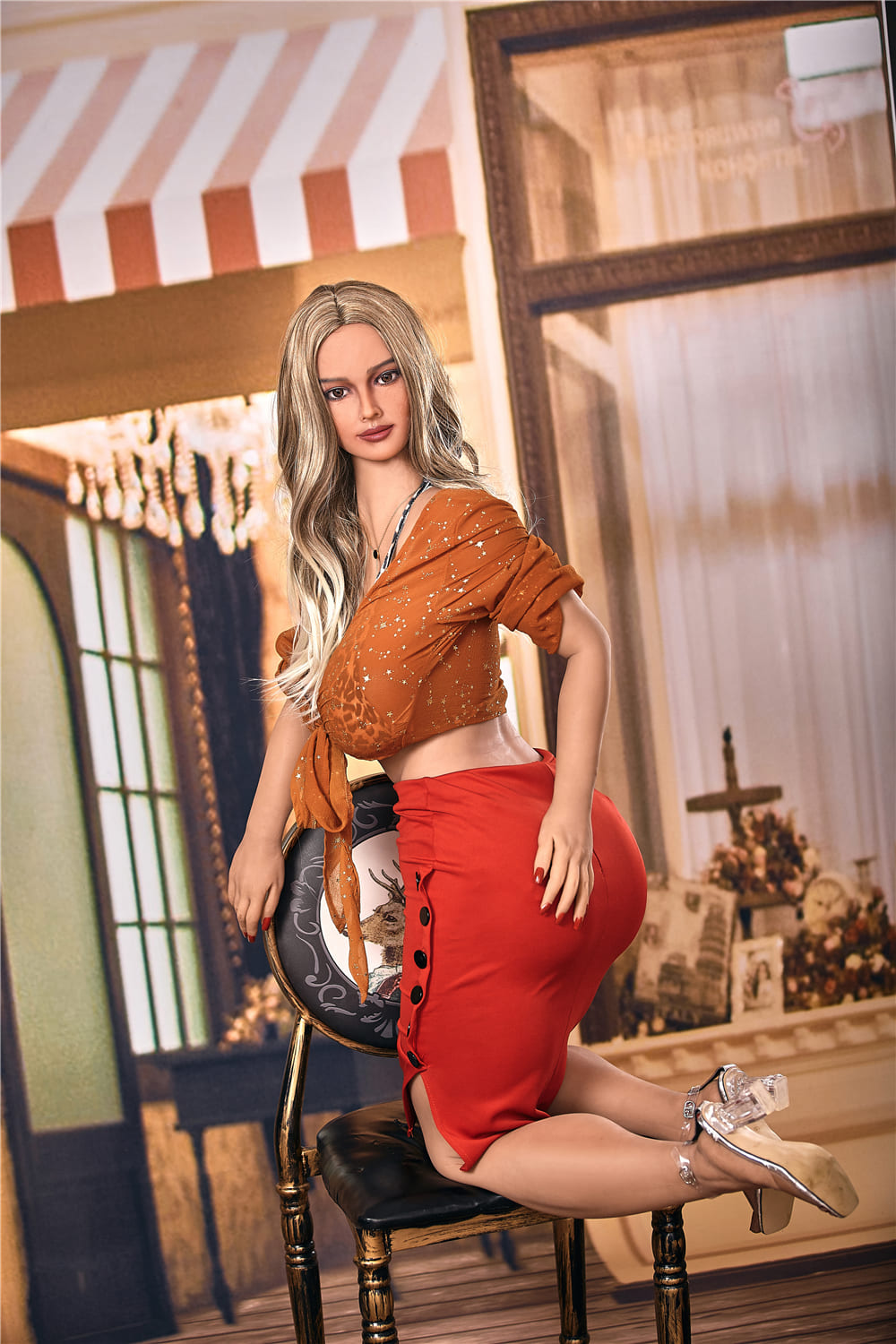 Секс-лялька Katie фото 16 - SexDolls.com.ua Секс лялька Katie у червоній спідниці стоїть боком