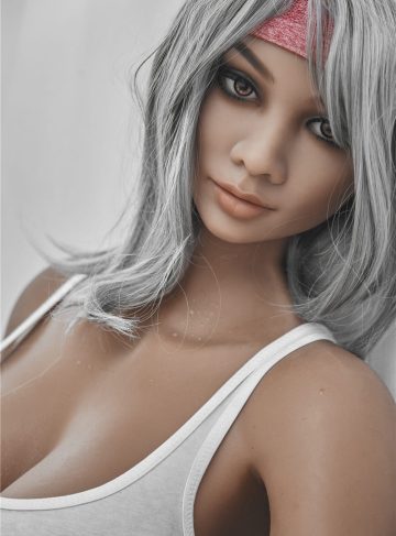 Секс-лялька Lillian у білому спортивному топі, фото обличчя