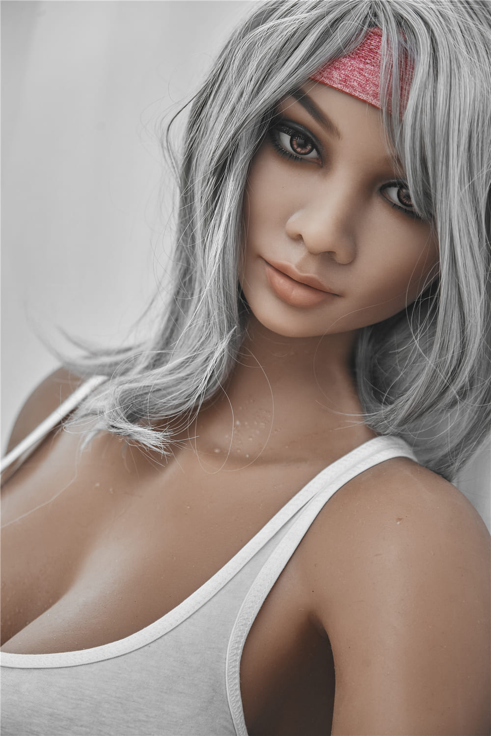 Секс-лялька Lillian фото 18 - SexDolls.com.ua Секс лялька Lillian у білому спортивному топі фото обличчя