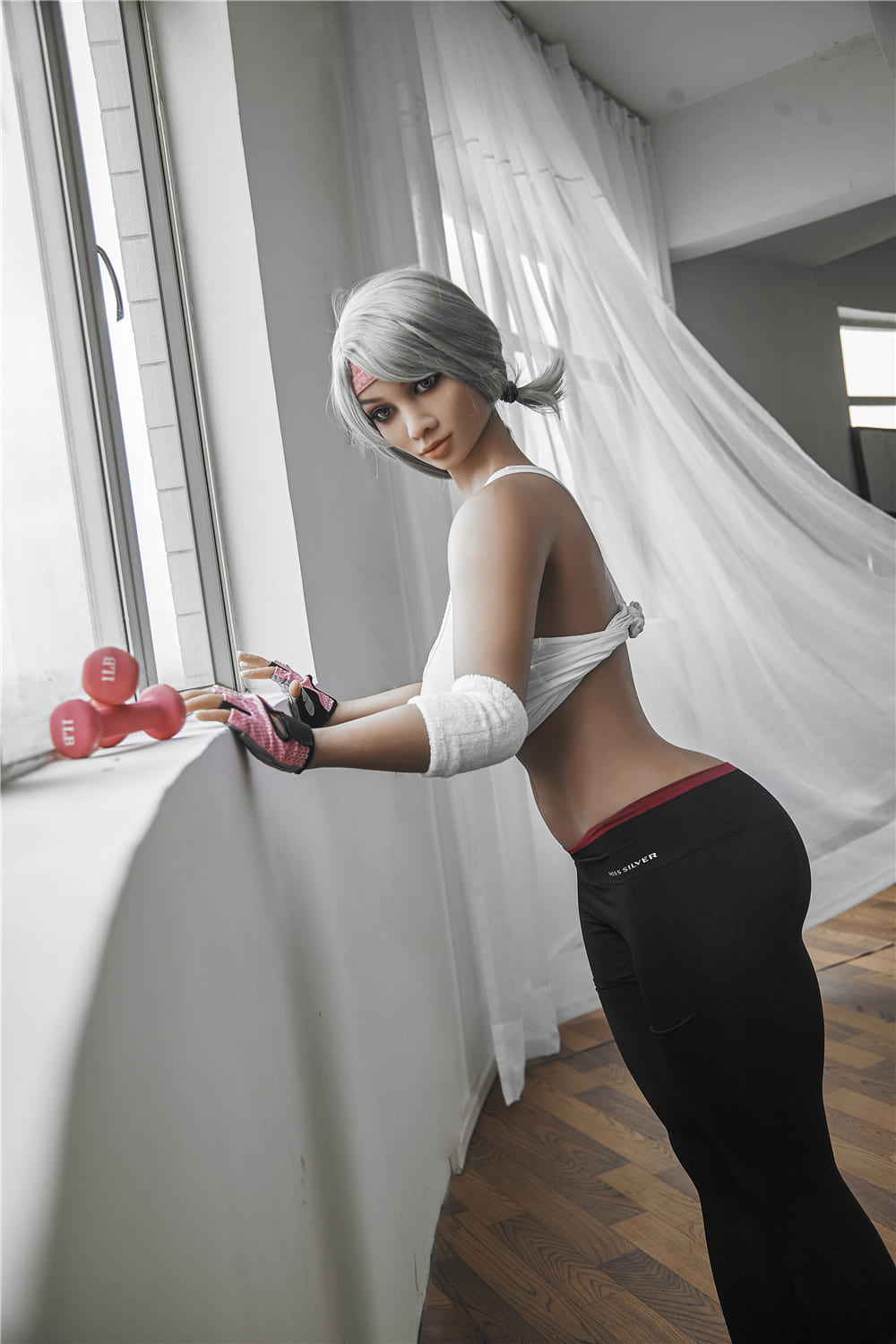 Секс-лялька Lillian фото 7 - SexDolls.com.ua Секс лялька Lillian з великими грудьми стоїть біля вікна