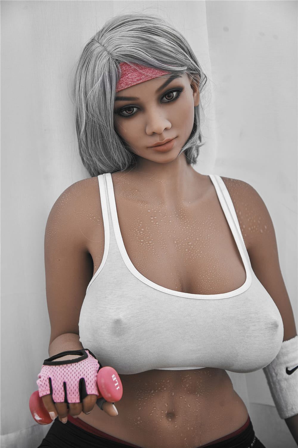 Секс-лялька Lillian фото 17 - SexDolls.com.ua Секс лялька Lillian у білому спортивному топі займається спортом