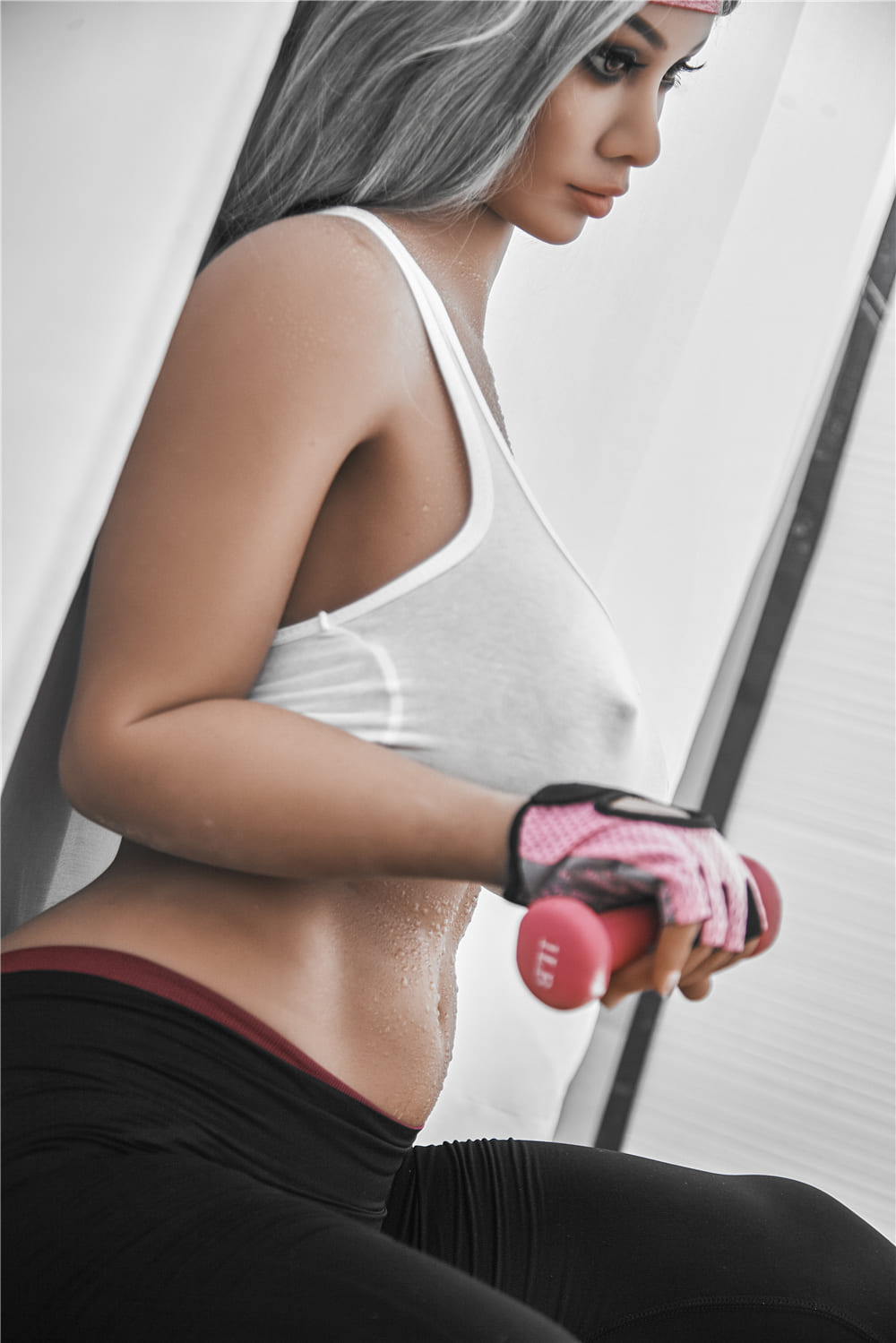 Секс-лялька Lillian фото 16 - SexDolls.com.ua Секс лялька Lillian у білому спортивному топі тримає гантелі