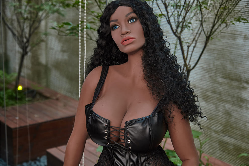 Секс-лялька Margaret фото 26 - SexDolls.com.ua Чорношкіра секс лялька Margaret позує