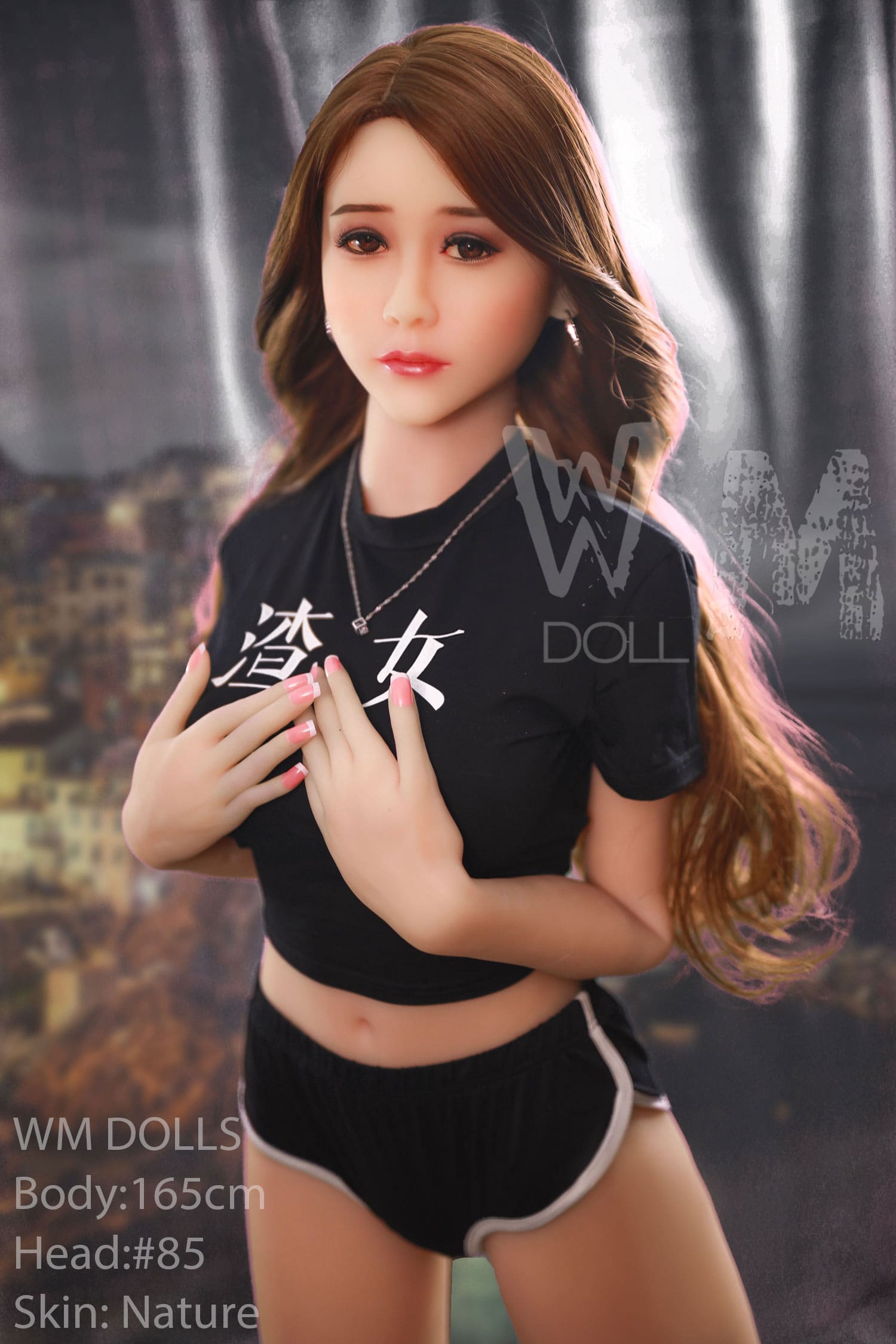 Cекс-лялька Neoko фото 16 - SexDolls.com.ua Cекс лялька Neoko у коротких чорних шортах дивиться прямо