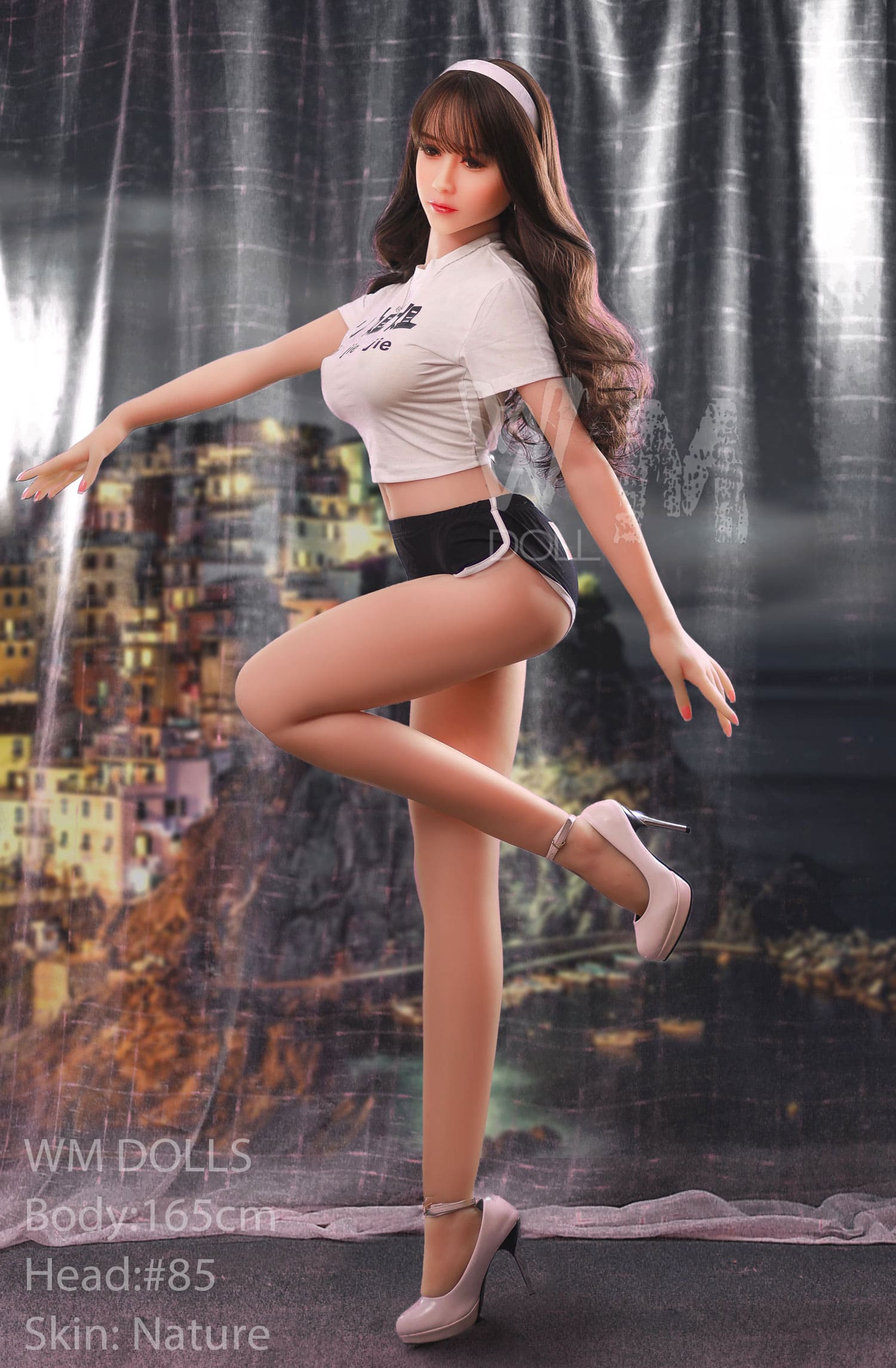 Cекс-лялька Neoko фото 9 - SexDolls.com.ua Cекс лялька Neoko у коротких чорних шортах стоїть