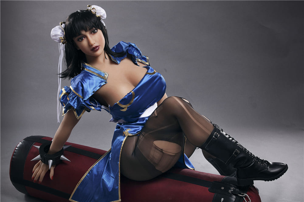 Секс-лялька Patty фото 2 - SexDolls.com.ua Секс лялька брюнетка Patty в синій сукні сидить