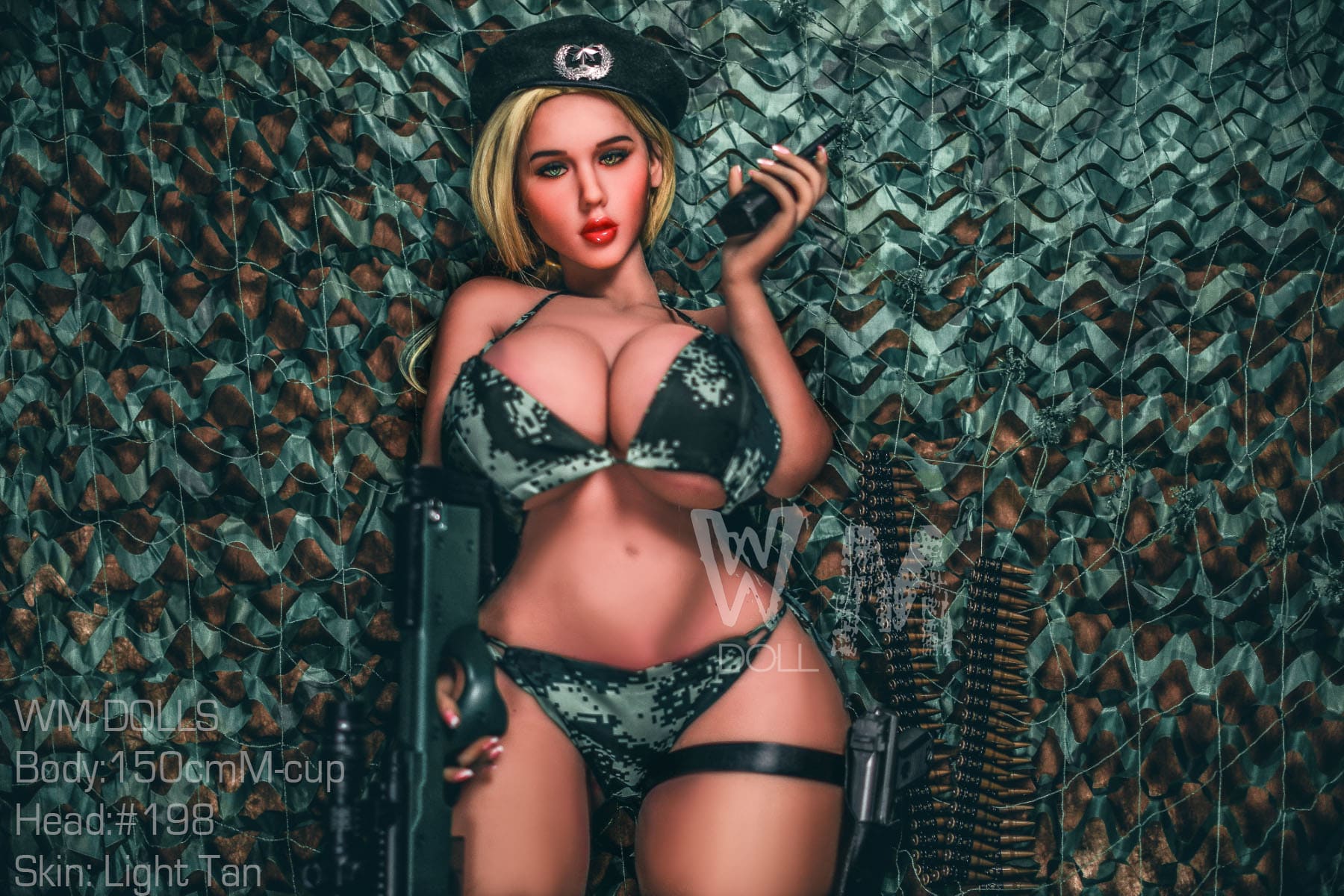 Секс-лялька Skye фото 10 - SexDolls.com.ua Пишнотіла секс лялька Skye в зеленому купальнику тримає рацію в руках