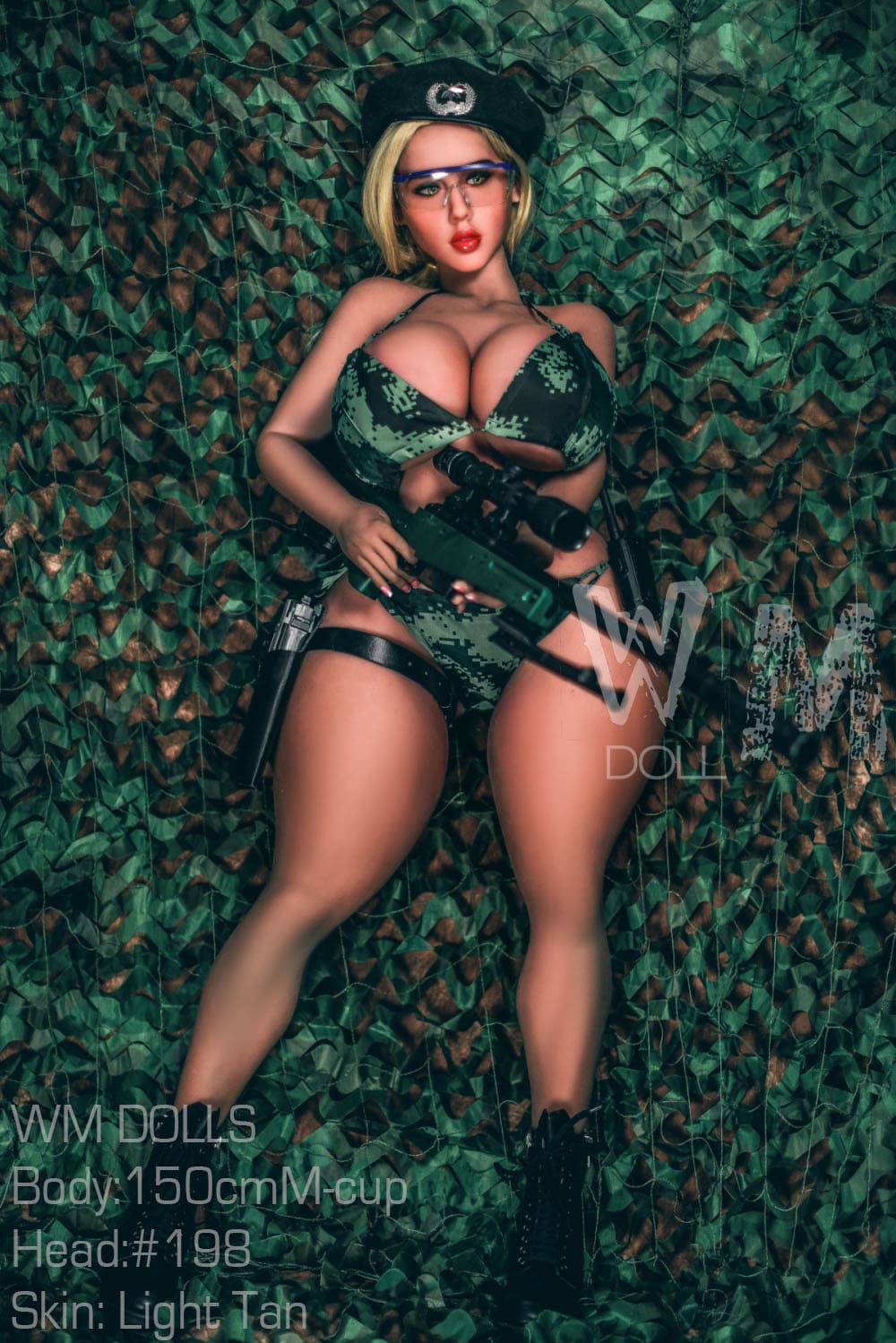 Секс-лялька Skye фото 19 - SexDolls.com.ua Реалістична секс лялька Skye у купальнику тримає автомат у руках