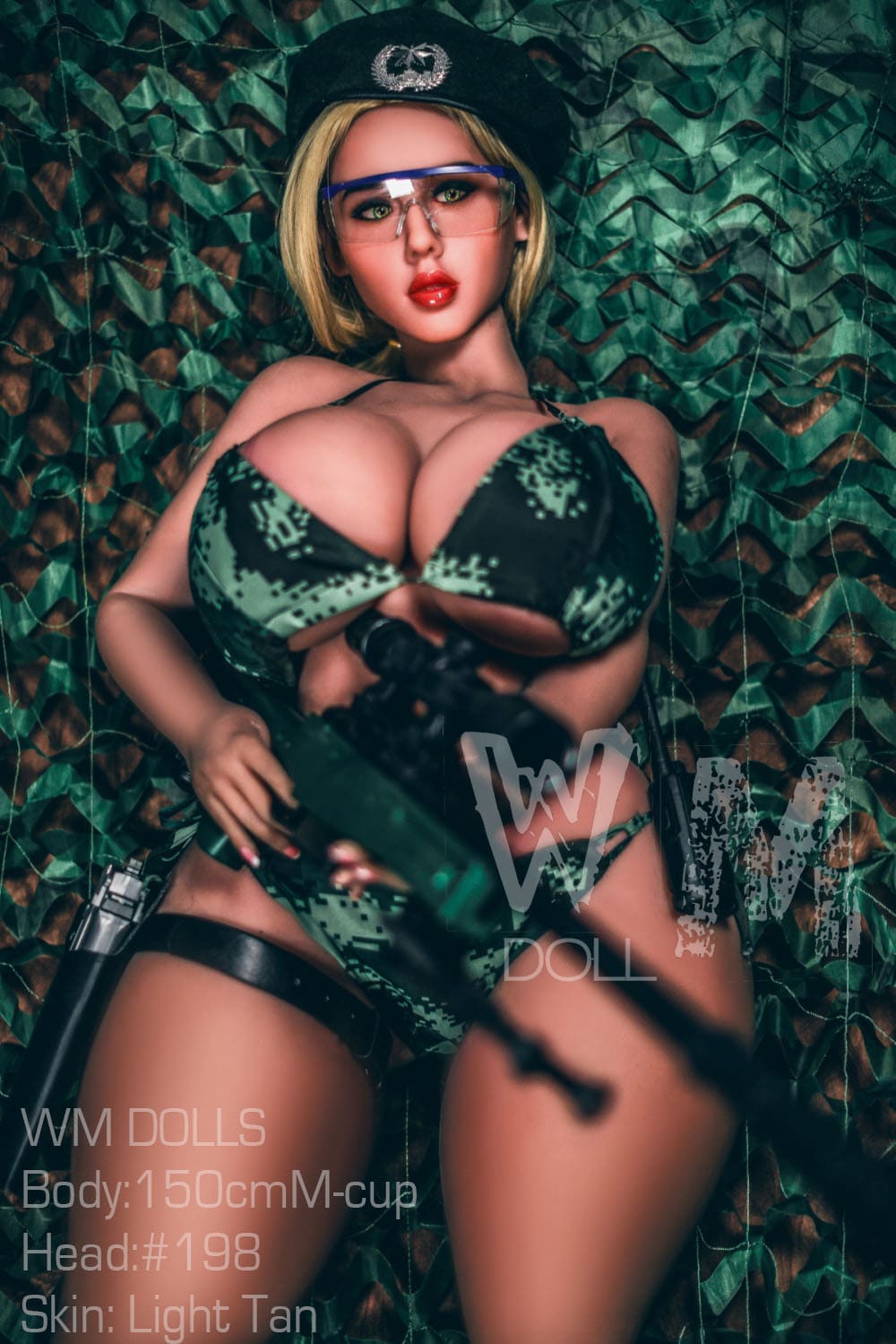 Секс-лялька Skye фото 18 - SexDolls.com.ua Пишнотіла секс лялька Skye у купальнику тримає автомат у руках і дивиться в камеру