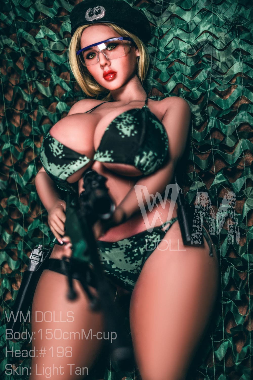 Секс-лялька Skye фото 17 - SexDolls.com.ua Пишнотіла секс лялька Skye у купальнику тримає автомат у руках на зеленому фоні