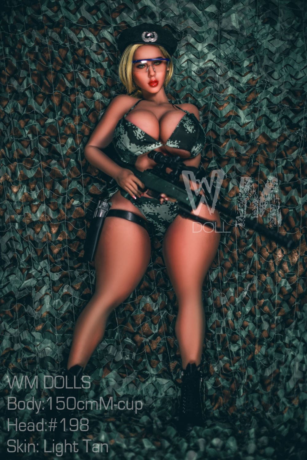 Секс-лялька Skye фото 15 - SexDolls.com.ua Пишнотіла секс лялька Skye у купальнику тримає автомат у руках фото в повний зріст