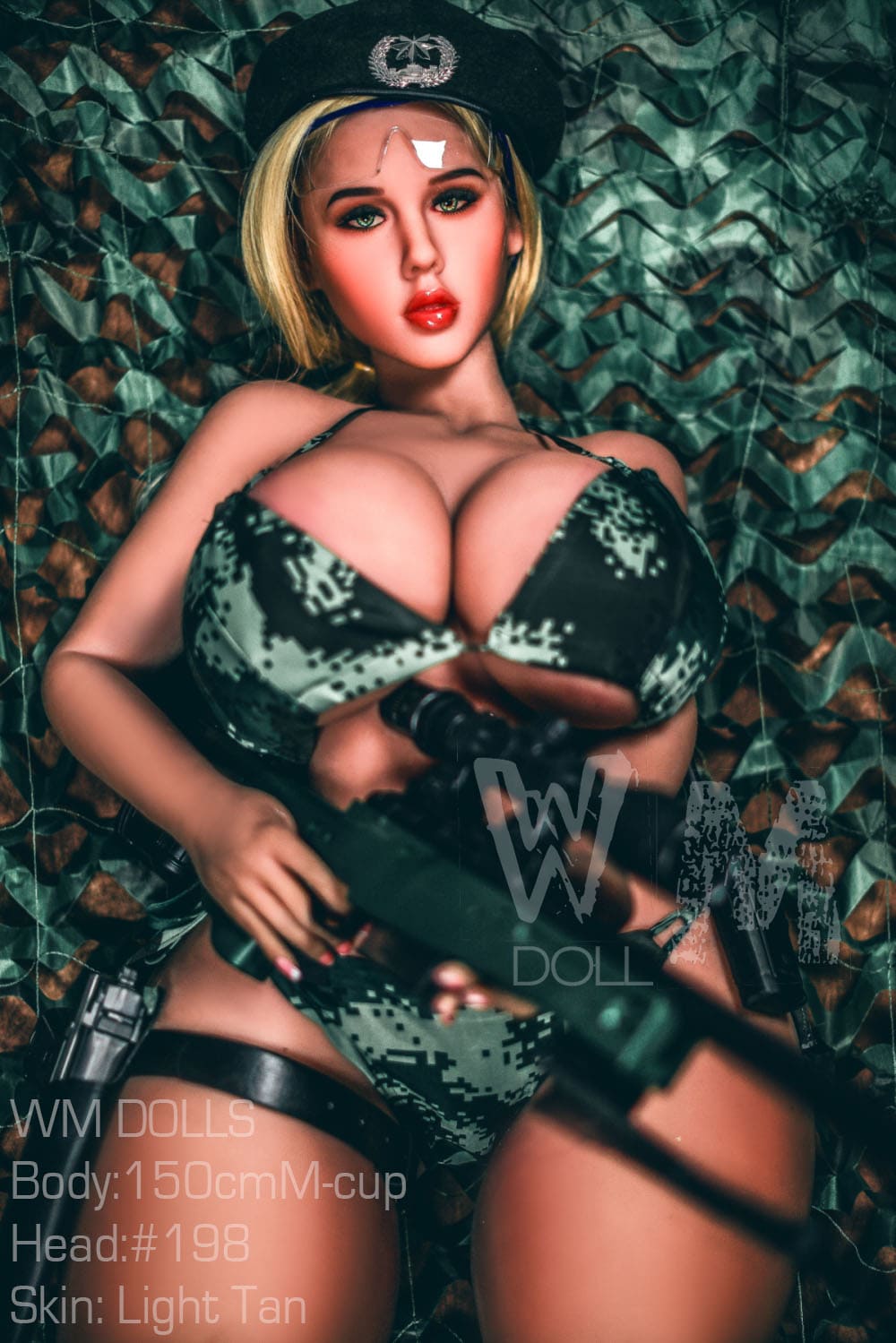 Секс-лялька Skye фото 14 - SexDolls.com.ua Пишнотіла секс лялька Skye у купальнику тримає автомат у руках