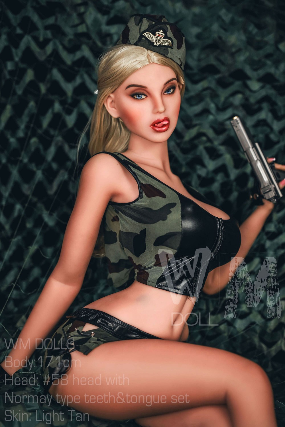 секс лялька Tammi - SexDolls.com.ua Секс лялька Tammi у еротичному костюмі тримає пістолет у руках