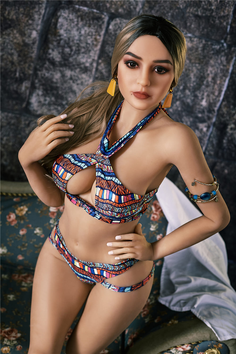 Секс-лялька Tifani фото 12 - SexDolls.com.ua Секс лялька Tifani у купальнику торкається своїх стегон