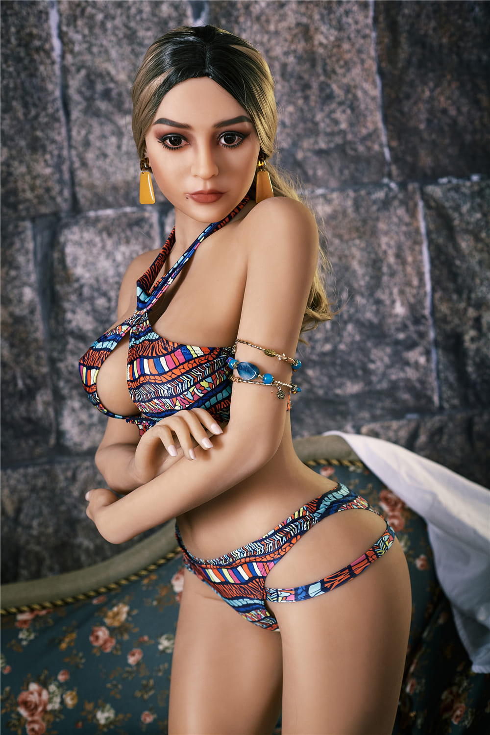 Секс-лялька Tifani фото 11 - SexDolls.com.ua Секс лялька Tifani у купальнику стоїть
