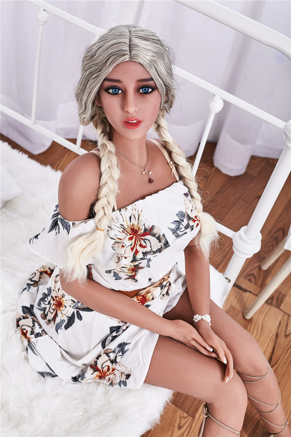 Секс-лялька Alba фото 10 - SexDolls.com.ua Секс лялька блондинка Alba в білій сукні дивиться в камеру