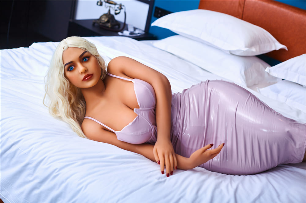 Секс-лялька Yasia фото 16 - SexDolls.com.ua Секс лялька Yasia у фіолетовому платті лежить на білому ліжку