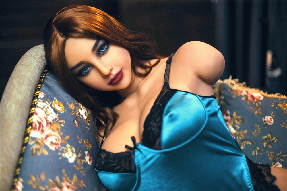Торс секс-ляльки Miki фото 5 - SexDolls.com.ua Торс секс ляльки Miki у сексуальному боді лежить у кріслі