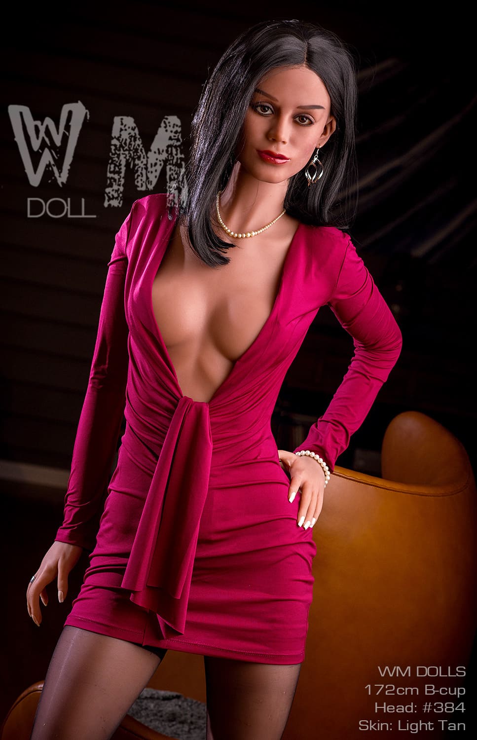 Секс-лялька Alma фото 10 - SexDolls.com.ua Секс лялька Almа у червоній сукні та в чорних панчохах стоїть біля крісла