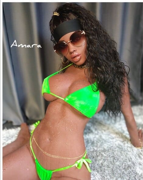 Секс-лялька Amara фото 13 - SexDolls.com.ua Секс лялька Amara з кучерявим волоссям у салатовому купальнику в окулярах