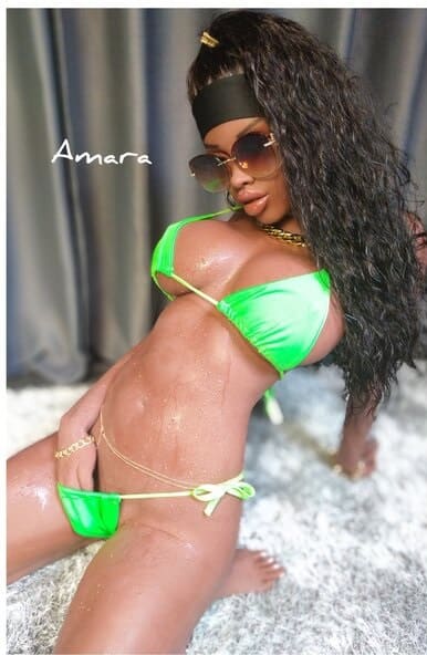 Секс-лялька Amara фото 14 - SexDolls.com.ua Секс лялька Amara з кучерявим волоссям засунула руку в трусики