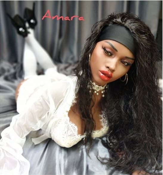 Секс-лялька Amara фото 18 - SexDolls.com.ua Темношкіра секс лялька Amarа в білій спідній білизні лежить на животі