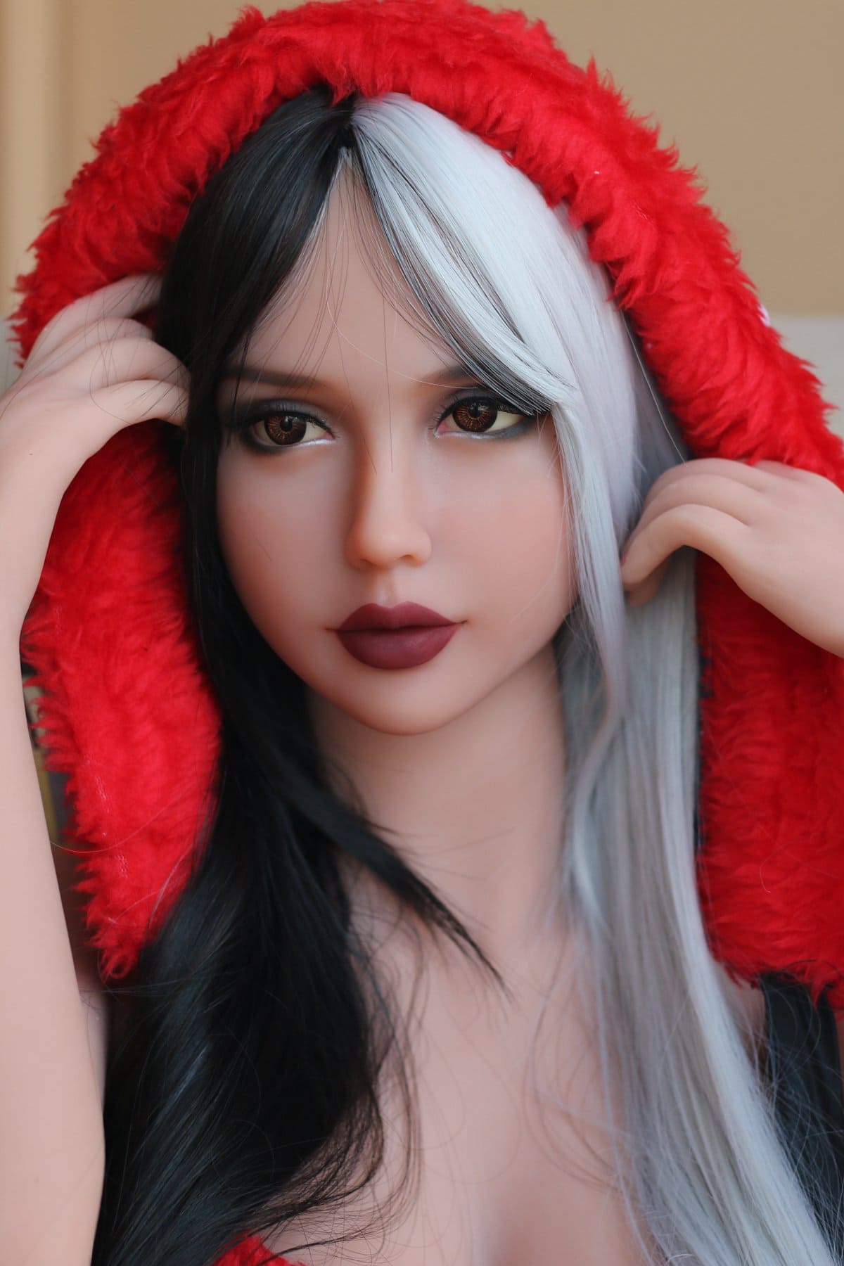 Жіночий торс WM фото 1 - SexDolls.com.ua Реалістичний жіночий торс WM 1 з довгим чорно білим волоссям у синьому костюмі фото обличчя