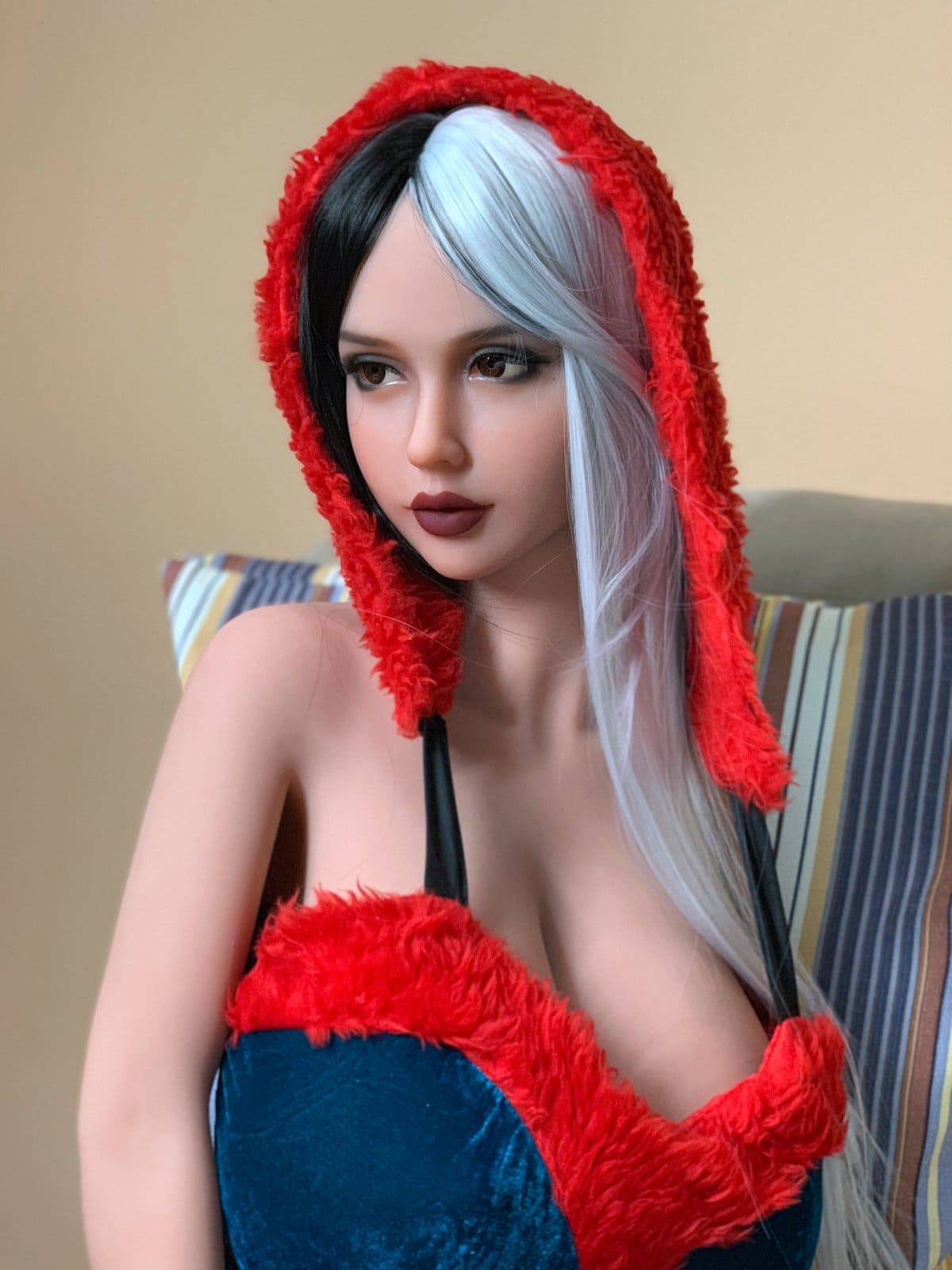 Жіночий торс WM фото 2929 - SexDolls.com.ua Жіночий торс WM 29 з чорно білим волоссям і з великими грудьми дивиться убік