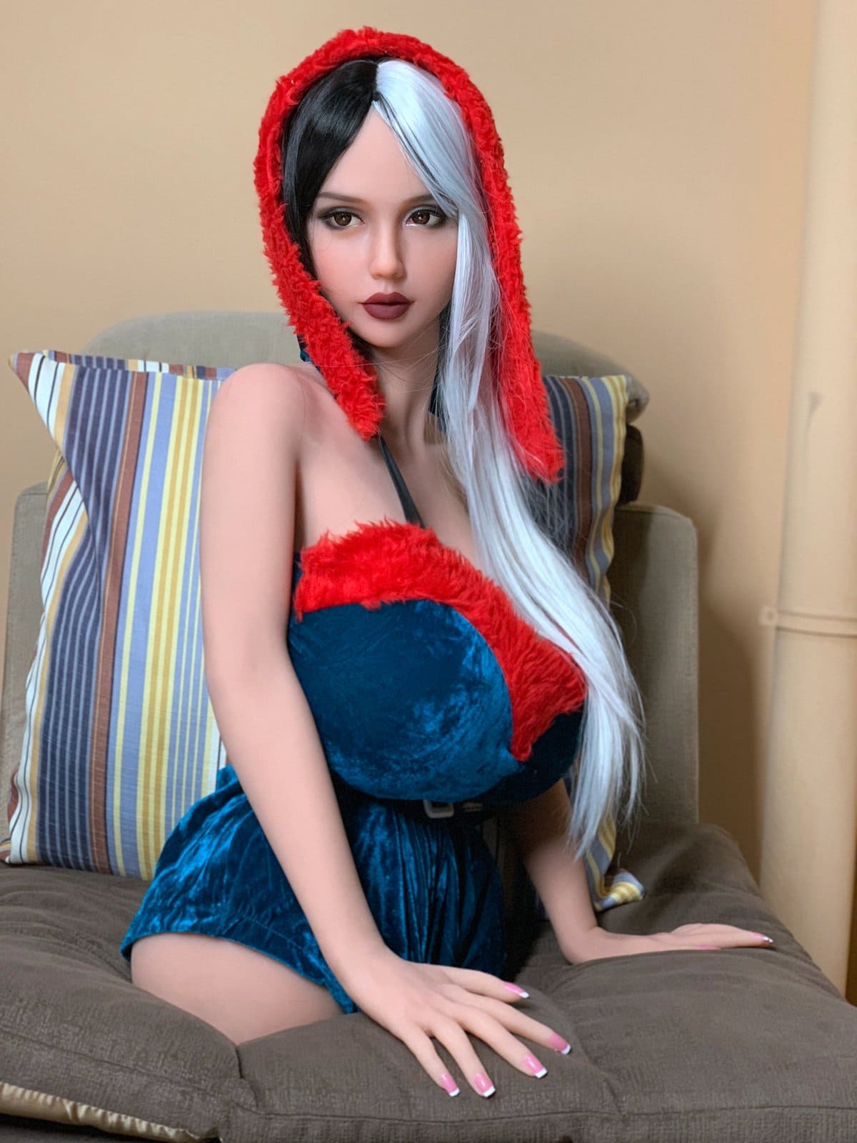 Жіночий торс WM фото 3 - SexDolls.com.ua Реалістичний жіночий торс WM 3 з довгим чорно білим волоссям у синьому костюмі сидить на дивані