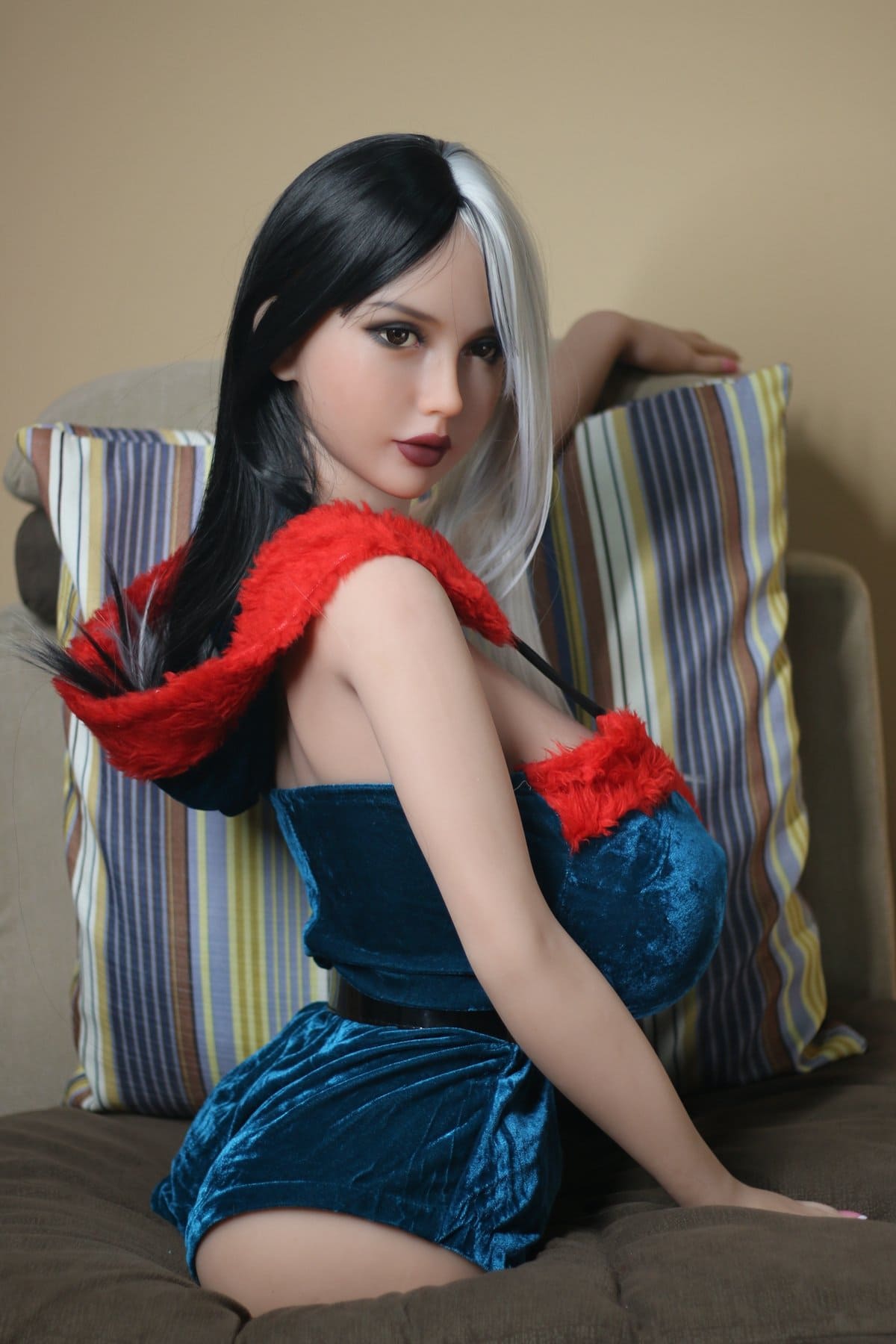 Жіночий торс WM фото 38 - SexDolls.com.ua Жіночий торс WM 38 з великими цицьками та чорно білим волоссям сидить боком на дивані