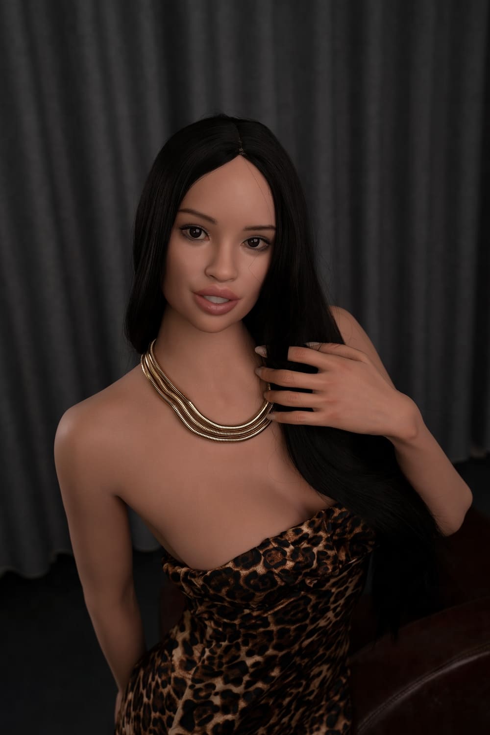 Секс-лялька Ezra фото 2 - SexDolls.com.ua Реалістична секс лялька Ezra в леопардовій міні сукні стоїть біля крісла і гладить своє волосся