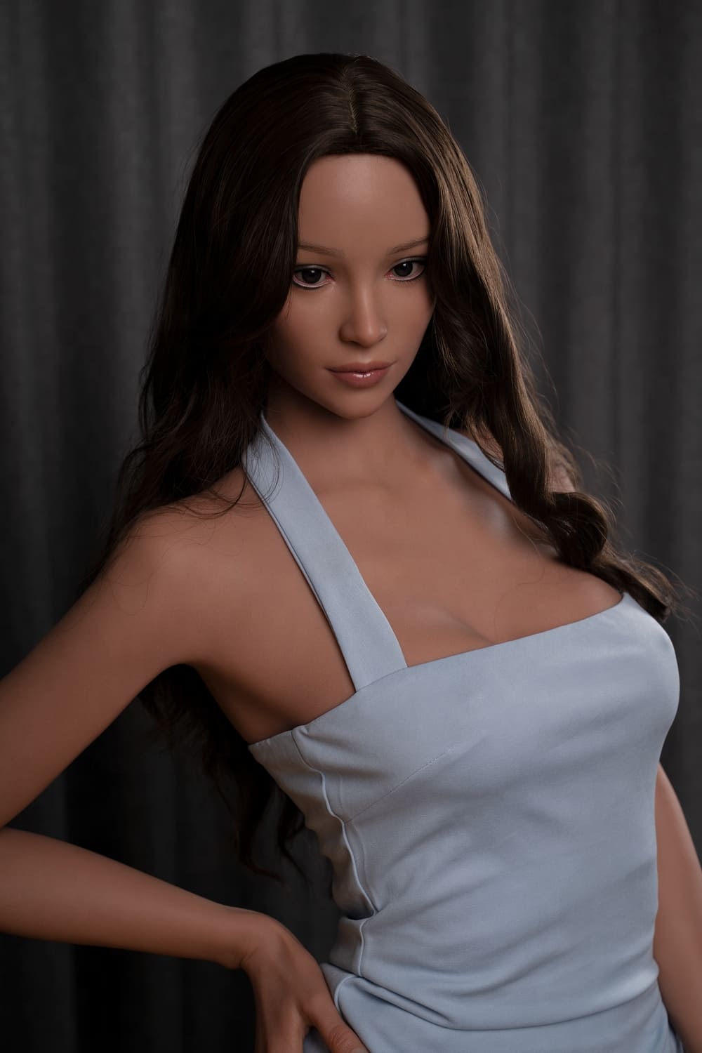 Секс-лялька Robin фото 2 - SexDolls.com.ua Красива секс лялька Robin з довгим волоссям і великими грудьми в блакитному платті дивиться в бік