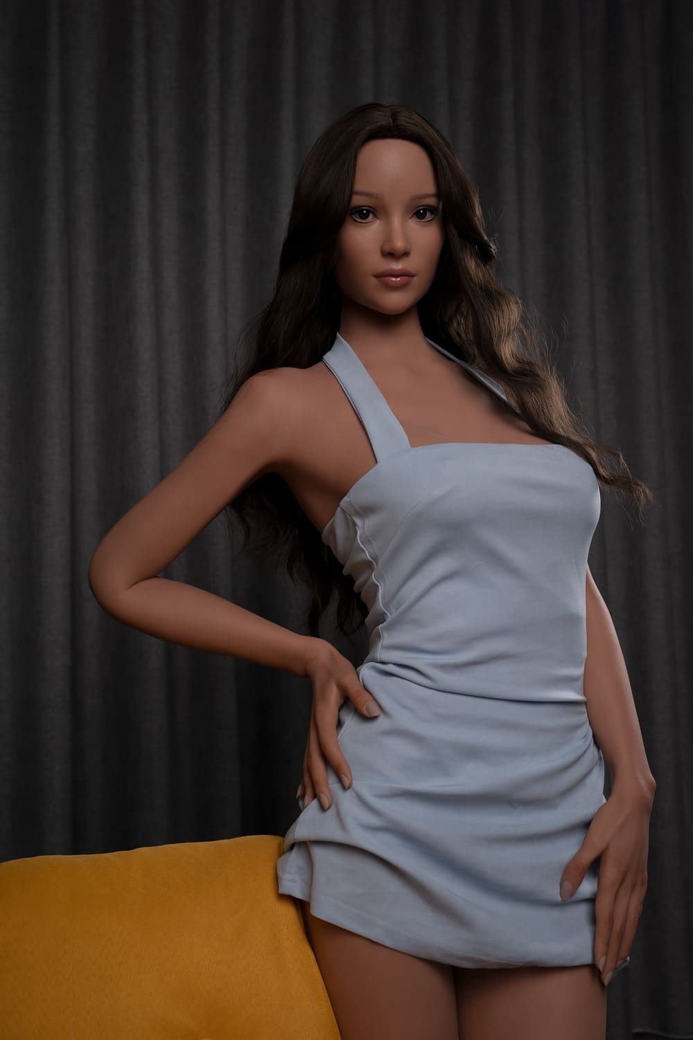 Секс-лялька Robin фото 3 - SexDolls.com.ua Красива секс лялька Robin з довгим волоссям і великими грудями в синьому платті сидить на кріслі