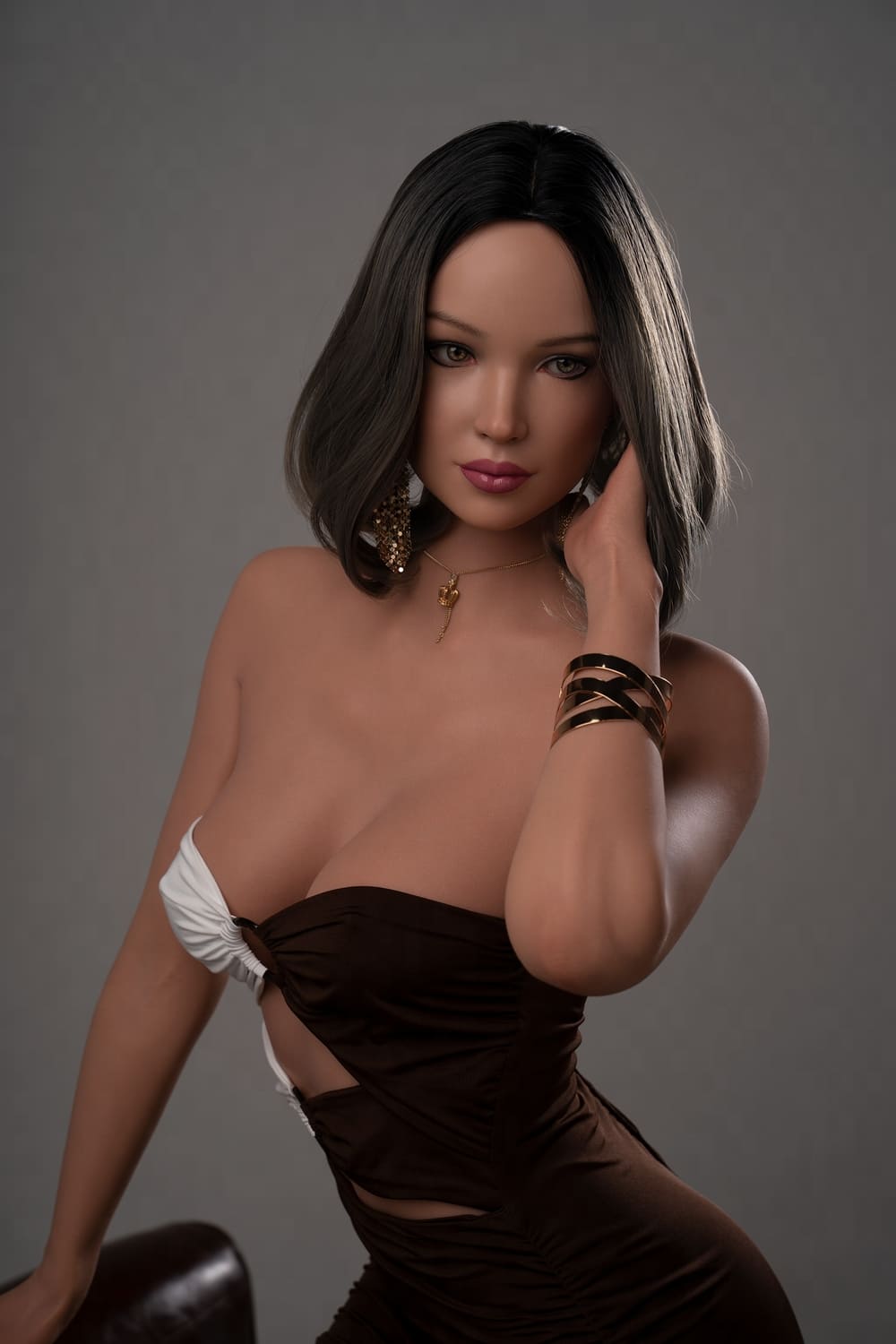 Секс-лялька Shaiden фото 14 - SexDolls.com.ua Секс лялька Shaiden у короткій чорній сукні і з браслетом на руці чіпає своє волосся