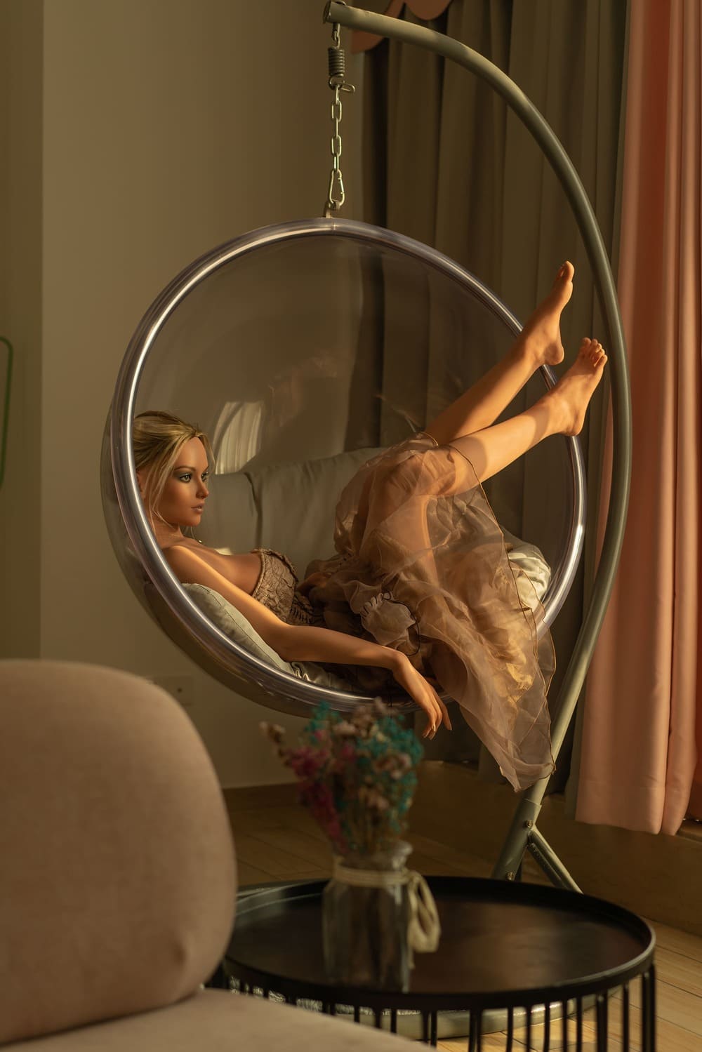 Секс-лялька Vicki фото 4 - SexDolls.com.ua Секс лялька Vicki блондинка в красивій сукні сидить у кріслі боком